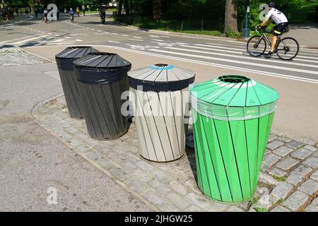 Raccoglitori selettivi di rifiuti, Central Park, Manhattan, New York City (NYC), stato di New York, Stati Uniti, Nord America Foto Stock