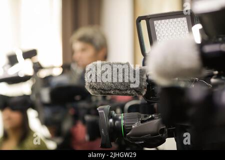 Profondità di campo poco profonda (messa a fuoco selettiva) dettagli con i microfoni e gli obiettivi delle telecamere di notizie durante un evento stampa Foto Stock