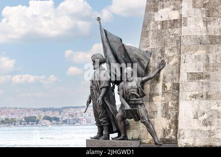 İstanbul, Turchia - Settembre 09 2021: Statua del comandante della marina dell'Impero Ottomano Barbaros Hayreddin Pasha a Beşiktaş Istanbul Turchia. Foto Stock