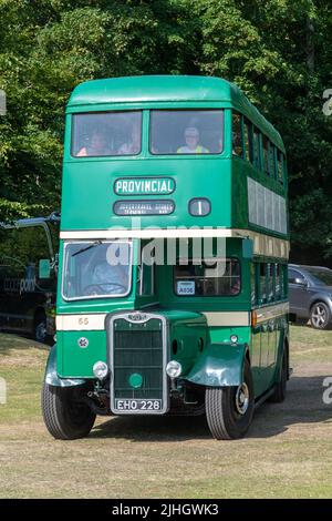 Un autobus a due piani di Guy Motors 1942 verde d'epoca, conservato autobus Provincial, ad una mostra di trasporti in Hampshire, Inghilterra, Regno Unito Foto Stock