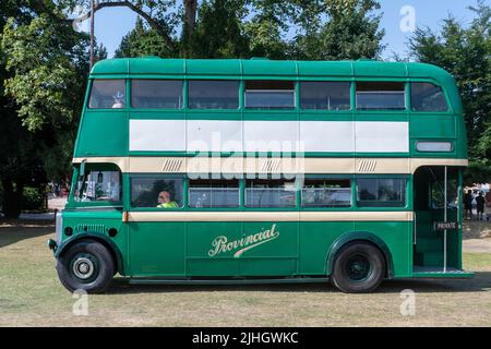 Un autobus a due piani di Guy Motors 1942 verde d'epoca, conservato autobus Provincial, ad una mostra di trasporti in Hampshire, Inghilterra, Regno Unito Foto Stock