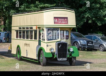 Vintage bus dal museo dell'isola di Wight autobus che entra Anstey Park per l'Alton Bus Rally e Running Day, Hampshire, Inghilterra, Regno Unito, nel luglio 2022 Foto Stock