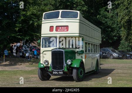 Vintage bus dal museo dell'isola di Wight autobus che entra Anstey Park per l'Alton Bus Rally e Running Day, Hampshire, Inghilterra, Regno Unito, nel luglio 2022 Foto Stock