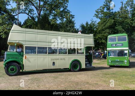 Vintage autobus dal museo dell'isola di Wight autobus che entra Anstey Park per l'Alton Bus Rally e Running Day, Hampshire, Inghilterra, Regno Unito, nel luglio 2022 Foto Stock