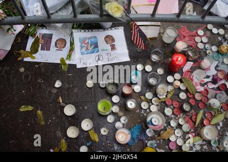 Candele e messaggi commemorano le vittime degli attentati di Parigi del 2015 novembre. Le Bataclan music venue, 50 Boulevard Voltaire, Parigi, Francia - 2015 novembre Parigi attacca - un anno dopo Foto Stock