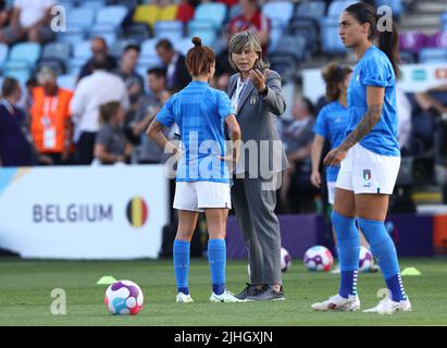 Manchester, Inghilterra, 18th luglio 2022. L'allenatore italiano Milena Bertolini parla con Manuela Giugliano prima della partita UEFA Women's European Championship 2022 all'Academy Stadium di Manchester. Il credito dovrebbe essere: Darren Staples / Sportimage Foto Stock