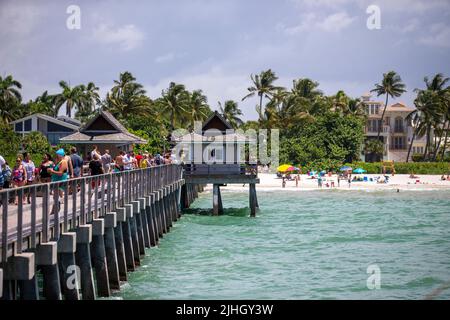 Vista dal molo di pesca di Napoli e ritorno a riva e le splendide spiagge della Florida sud-occidentale con la gente che gode il panorama Foto Stock