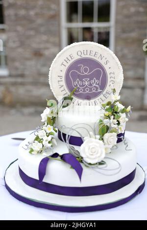 La torta ad una festa in giardino a Boconnoc House, Lostwithiel, Cornovaglia per celebrare il 70th anniversario del Principe di Galles che è a capo del Ducato di Cornovaglia il primo giorno della loro visita annuale nel Sud Ovest. Data foto: Lunedì 18 luglio 2022. Foto Stock