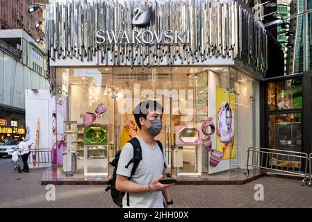 Hong Kong, Cina. 12th luglio 2022. Un pedone passa accanto al produttore austriaco di gioielli e al negozio di lusso Swarovski a Hong Kong. (Credit Image: © Budrul Chukrut/SOPA Images via ZUMA Press Wire) Foto Stock