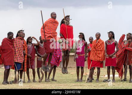 I Maasai preformano la tradizionale danza jumping in un villaggio Maasai a Maasai Mara, Kenya. Foto Stock