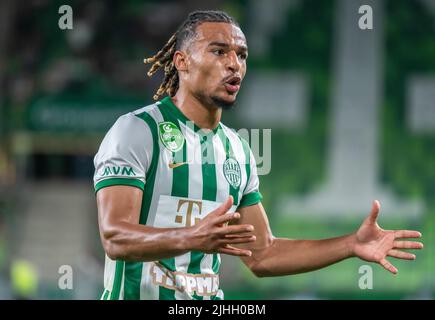 Budapest, Ungheria – 13 luglio 2022. Ferencvaros difensore Sammy MMAE durante la partita di qualificazione UEFA Champions League Ferencvaros vs Tobol. Foto Stock