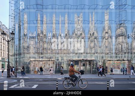 Parigi, Francia - 18 maggio 2022: Grande magazzino di lusso la Samaritaine e la sua nuova facciata ondulata in vetro disegnata dallo studio SANAA Foto Stock