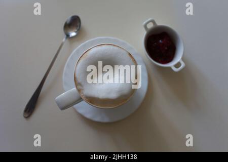 tazza di caffè cappuccino con schiuma di latte nello shot della mattina Foto Stock