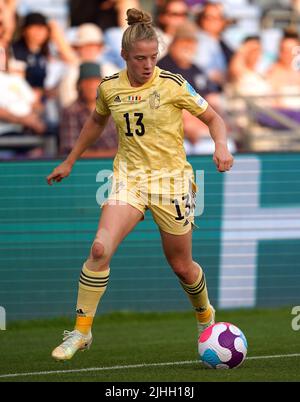 Elena Dhont in Belgio (a sinistra) e Sandy Baltimore in Francia combattono per la palla durante la partita UEFA Women's Euro 2022 Group D al Manchester City Academy Stadium di Manchester. Data foto: Lunedì 18 luglio 2022. Foto Stock