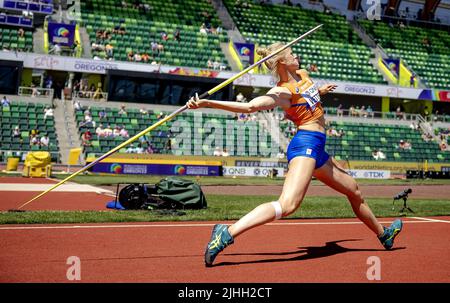 EUGENE - Anouk Vetter in azione durante il lancio a javelin della quarta giornata dei Campionati mondiali di atletica allo stadio Hayward Field. ANP ROBIN VAN LONKHUIJSEN Foto Stock