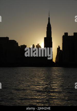 Empire state Building a Silhouette, vista da East River, New York, giugno 2012 Foto Stock