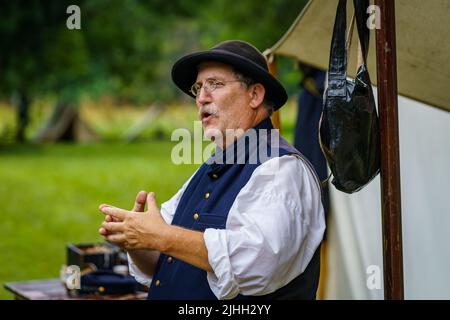 Lancaster, PA, USA – 16 luglio 2022: Un reenattore parla ai visitatori del Landis Valley Farm Museum durante il fine settimana della Guerra di Secessione americana. Foto Stock