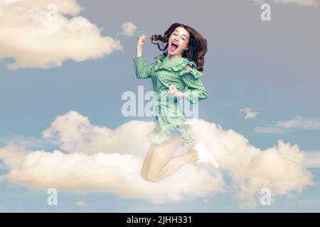 Felicissima ragazza stupita che vola a mezz'aria con i pugni in rilievo urlando per gioia saltando trampolino guardando la macchina fotografica estremamente felice, celebrando il successo nel cielo. Collage composizione il giorno cielo nuvoloso blu Foto Stock