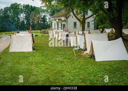 Lancaster, PA, USA – 16 luglio 2022: Le tende dei soldati dell’esercito dell’Unione mentre sono accampate al Landis Valley Farm Museum durante la guerra civile Foto Stock