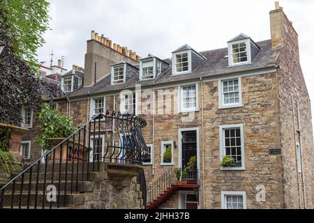 Edimburgo, Scozia, Regno Unito - 11 agosto 2018: Caratteristici edifici in pietra della città vecchia. La facciata di una casa di abitazione storica. Foto Stock