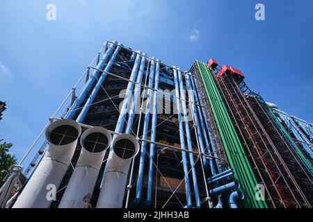 Parigi, Francia - Maggio, 2022: Vista del Centre Georges Pompidou (1977) e dettagli della facciata, disegnati da Richard Rogers e Renzo piano Foto Stock