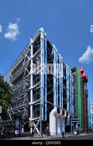 Parigi, Francia - Maggio, 2022: Vista del Centre Georges Pompidou (1977) e dettagli della facciata, disegnati da Richard Rogers e Renzo piano Foto Stock