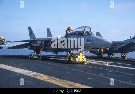 Grumman F-14 Tomcat si prepara per il volo a bordo di un vettore aereo Foto Stock