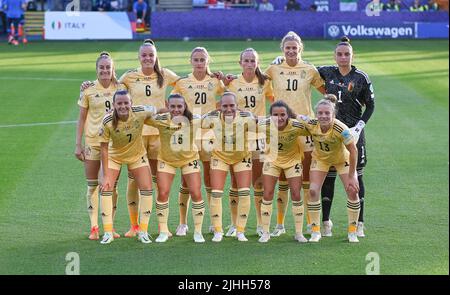 Giocatori belgi con (TOP L-R) Tessa Wullaert, Tine De Caigny, Julie Biesmans, Sari Kees, Justine Vanheversmaet, Nicky Evrard, (fronte L-R) Hannah Eurlings, Jody Vangheluwe, Janice Cayman, Davina Philtjens ed Elena Dhont hanno immaginato di posare per il teampicture prima di una partita tra la squadra nazionale belga di calcio femminile, le fiamme rosse, e l'Italia, a Manchester, Inghilterra lunedì 18 luglio 2022, Terza ed ultima partita del gruppo D al torneo femminile Euro 2022. Il Campionato europeo di calcio femminile UEFA 2022 si svolgerà dal 6 al 31 luglio. BELGA FOTO DAVID CATRY Foto Stock