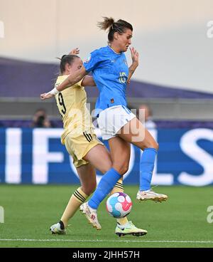 I Sari Kees belgi e Cristiana Girelli in Italia combattono per la palla durante una partita tra la squadra nazionale belga di calcio femminile The Red Flames e l'Italia, a Manchester, Inghilterra lunedì 18 luglio 2022, terza e ultima partita del gruppo D al torneo femminile Euro 2022. Il Campionato europeo di calcio femminile UEFA 2022 si svolgerà dal 6 al 31 luglio. BELGA FOTO DAVID CATRY Foto Stock