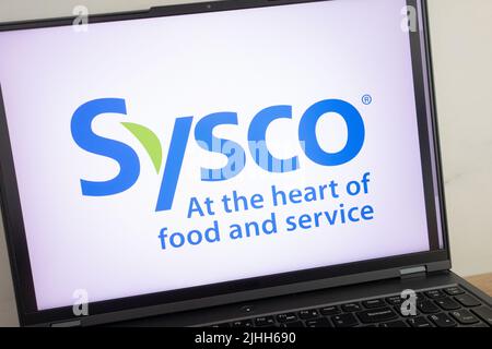 KONSKIE, POLONIA - 18 luglio 2022: Visualizzazione del logo Sysco Corporation sullo schermo del computer portatile Foto Stock