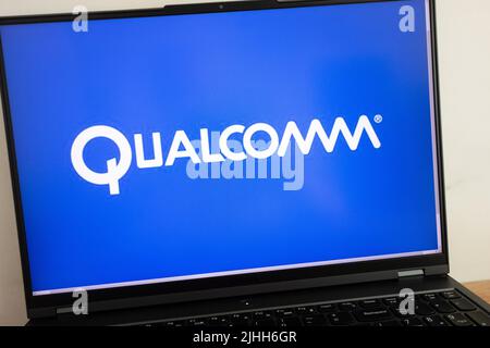 KONSKIE, POLONIA - 18 luglio 2022: Logo Qualcomm Technology Corporation visualizzato sullo schermo del computer portatile Foto Stock