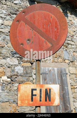 Cartello stradale senza parcheggio con buchi bullet utilizzati dai cacciatori come bersaglio con il testo fin che significa LA FINE in lingua francese Foto Stock
