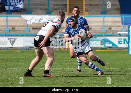 Halifax, Regno Unito. 17th luglio 2022. Halifax French International Lois Jiufrett in una pausa con il compagno di squadra internazionale Kevin Larroyer che guarda sullo sfondo durante la partita del campionato Betfred tra Halifax RLFC e Workington Town allo Shay Stadium, Halifax, Regno Unito, il 17 luglio 2022. Foto di Simon Hall. Solo per uso editoriale, licenza richiesta per uso commerciale. Nessun utilizzo nelle scommesse, nei giochi o nelle pubblicazioni di un singolo club/campionato/giocatore. Credit: UK Sports Pics Ltd/Alamy Live News Foto Stock