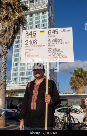 Tel Aviv, Israele - 20 marzo 2022, protesta contro l'aggressione russa in Ucraina. Un uomo ha un poster con le statistiche dall'inizio della guerra i Foto Stock