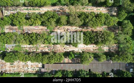 Distrutta rovina di edificio industriale sopra la vista del drone superiore Foto Stock