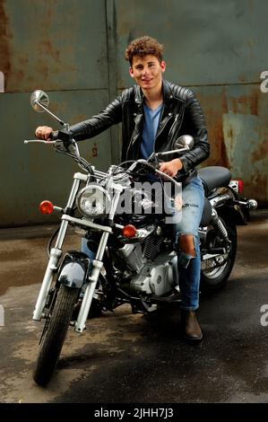 Motociclista, riparazione, classic, guida, trinciatore, la libertà, la chiave veicolo, gambe, parte, jeans, lifestyle, officina, lavorare in attesa, uomo, strada, sulla strada, Foto Stock