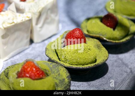Ichigo Daifuku - tradizionale wagashi giapponese dolce polverato con tè matcha verde al Katsute 100 cafe, Brick Lane, Londra, Regno Unito Foto Stock