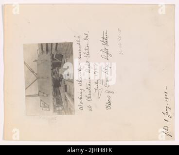 NJ - sporgenza trasversale. Cross Ledge Light Station, New Jersey. Gomito della stazione della luce della traversa. Camera di lavoro assemblata alla stazione di luce di Christiana, Delaware, luglio 1907. Foto Stock