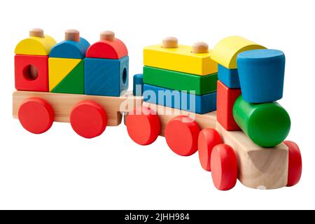 Modello di treno giocattolo vintage realizzato in blocchi di varie forme isolati su sfondo bianco con un concetto di ritaglio percorso per lo sviluppo infantile, mini Foto Stock