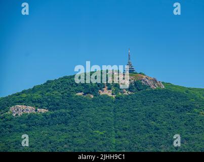 Vista sul monte Zabor durante il giorno dalle mura della fortezza, Nitragrad, Slovacchia Foto Stock