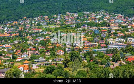 Vista del distretto di Zabor durante il giorno dalle mura della fortezza di Nitragrad, Nitra, Slovacchia Foto Stock