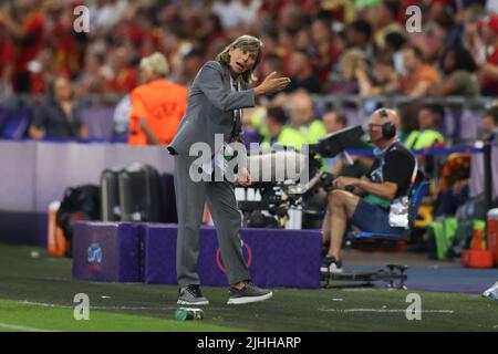 Manchester, Inghilterra, 18th luglio 2022. Milena Bertolini il capo allenatore d'Italia reagisce durante la partita UEFA Women's European Championship 2022 all'Academy Stadium di Manchester. Il credito d'immagine dovrebbe essere: Jonathan Moscrop / Sportimage Foto Stock