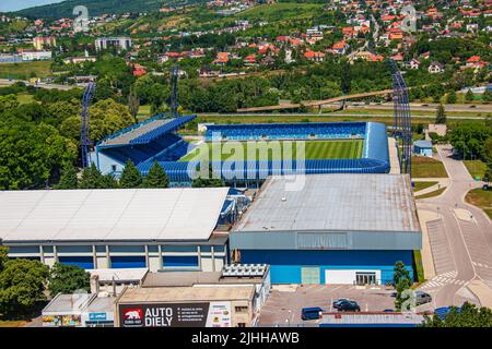 Nitra, Slovacchia - 06.12.2022: Vista dello stadio della città durante il giorno dalle mura della fortezza di Nitragrad, Nitra, Slovacchia Foto Stock