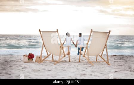 Una coppia afro-americana che trascorre insieme una giornata al mare. Buon ragazzo e ragazza che tengono le mani mentre camminano sul Foto Stock