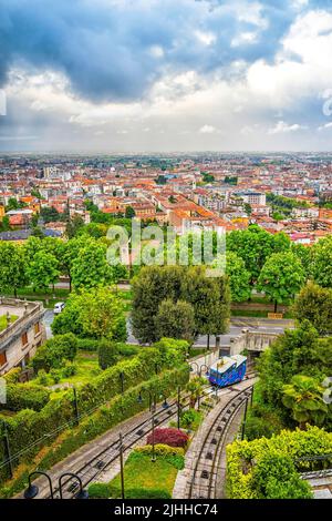 Bergamo , Italia - 24 Aprile 2019: Funicolare Città alta - Città bassa (italiano: Funicolare Città alta). Costruito nel 1887, è uno dei due funi Foto Stock