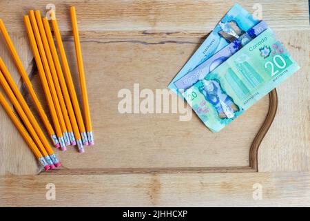 L’inflazione e il ritorno a scuola costano più soldi. Foto a tema di ritorno a scuola Foto Stock