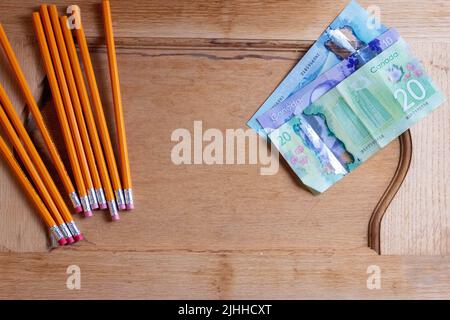 L’inflazione e il ritorno a scuola costano più soldi. Foto a tema di ritorno a scuola Foto Stock