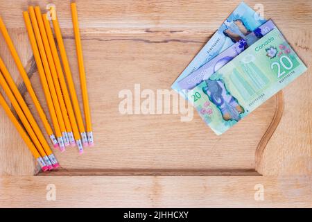 L’inflazione e il ritorno a scuola costano più soldi. Foto a tema di ritorno a scuola Foto Stock