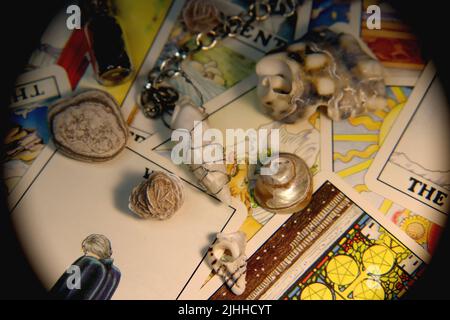 Una collezione di oggetti probabilmente trovati in qualcuno scatola di trinket, o le tasche di un goblin. Sfondo della scheda Tarot. Foto Stock