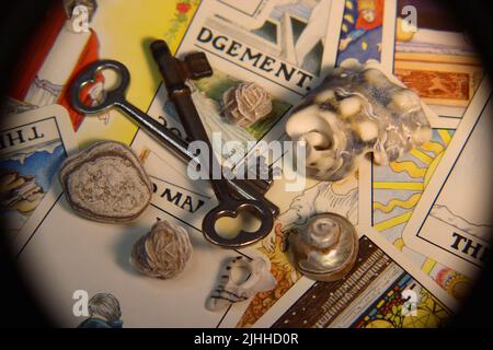 Una collezione di oggetti probabilmente trovati in qualcuno scatola di trinket, o le tasche di un goblin. Sfondo della scheda Tarot. Foto Stock